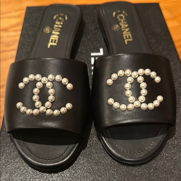CHANEL Black leather pearl sandals mules 7 new box - Picture 2 of 10